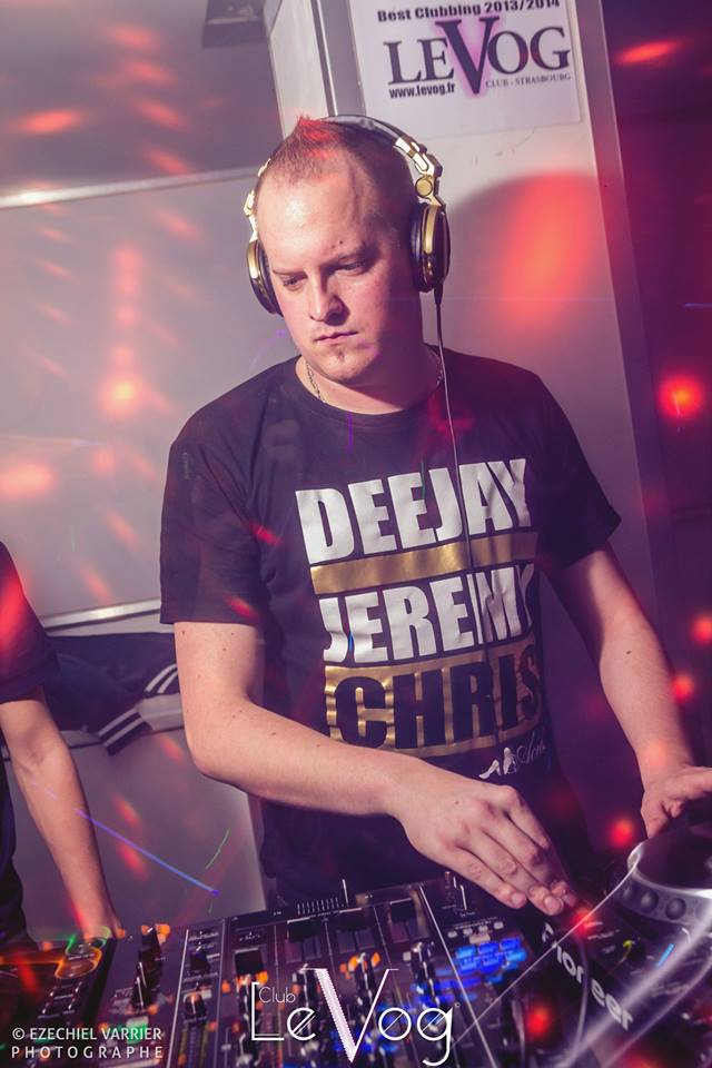 Jeremy Chris derrière les platines